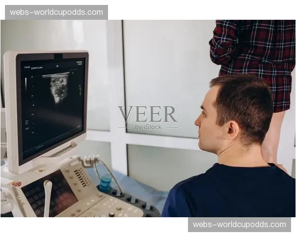 特写:场边医生快速检查被重击选手,确认其可继续比赛 特写:场边医生快速检查被重击选手,确认其可继续比赛