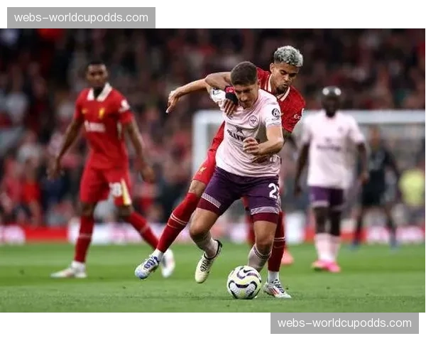 即时：布伦特福德利用一次定位球，攻破利物浦临时构建的人盯人防线