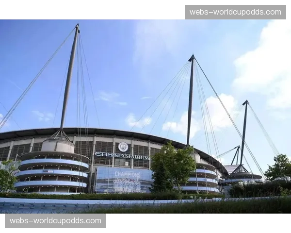 雨战，伊蒂哈德球场的草皮排水系统经受住暴雨考验